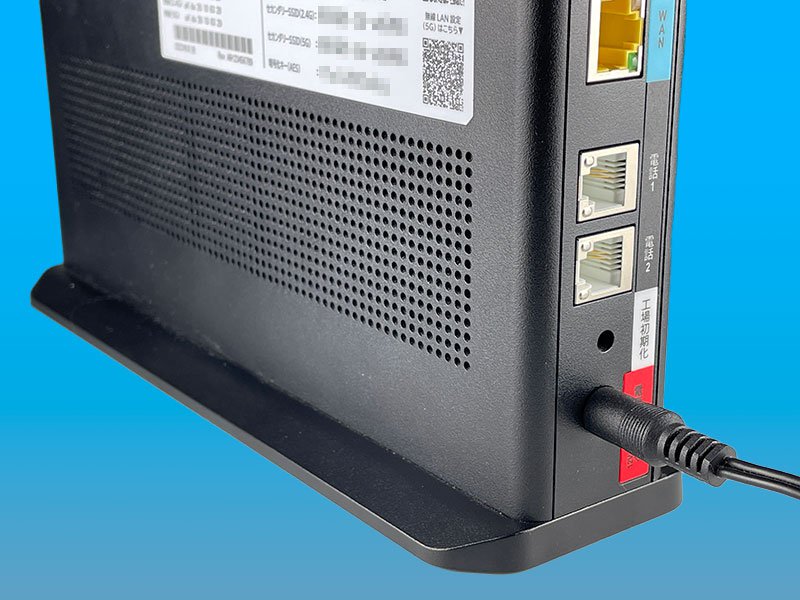 説明図：BBIQ光電話無線ルーター（住友電工製　MR1812）と電源ケーブルを接続する様子
